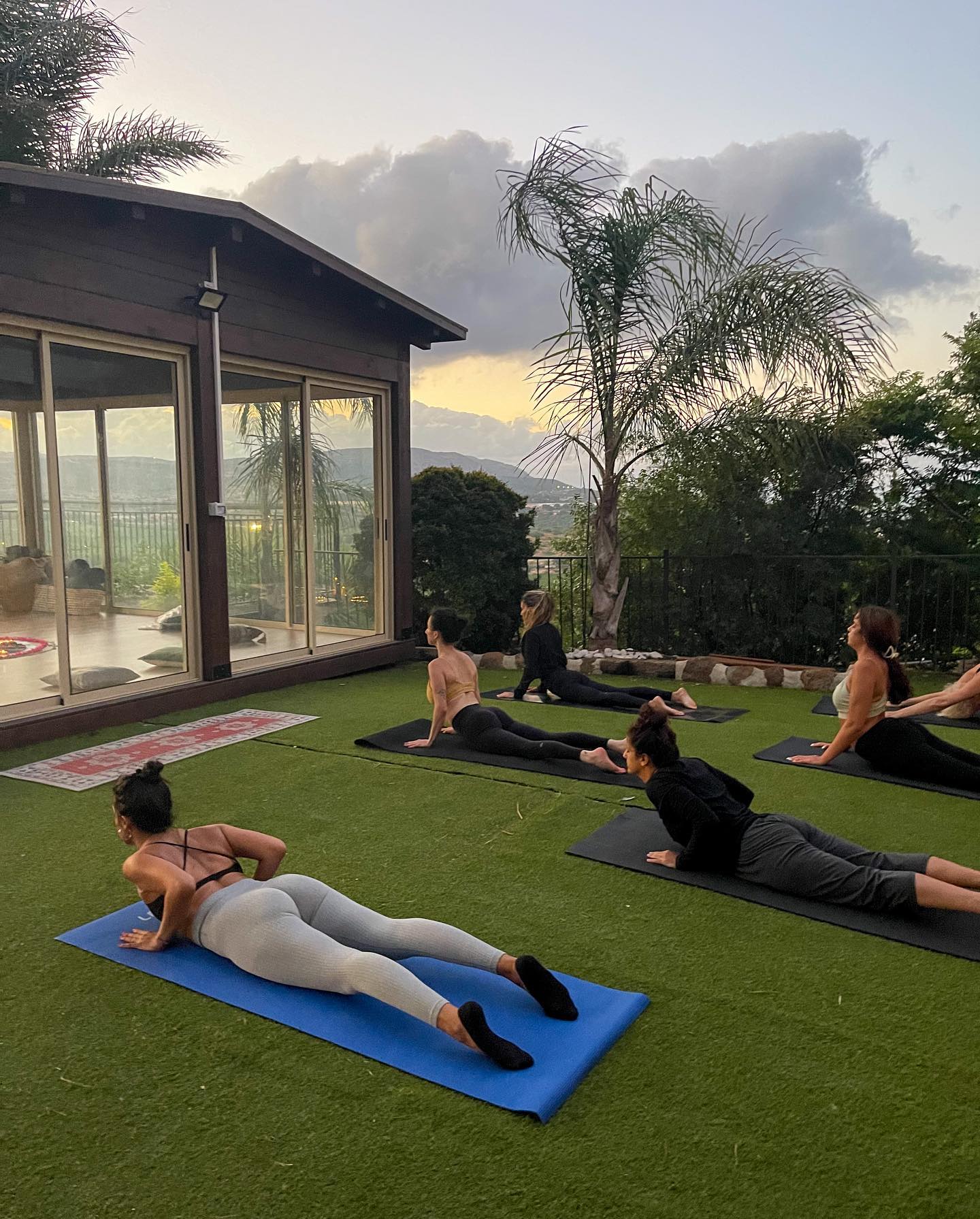 קבוצת נשים בריטריט — יוגה עם נוף הרים